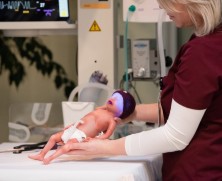 Santaros klinikas pasiekė unikalus įrenginys – neišnešioto kūdikio modelis-simuliatorius Paulius 